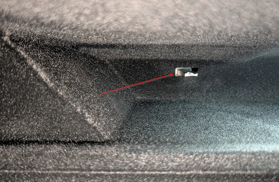 Arrow pointing to the USB stick port inside the Tesla glove box